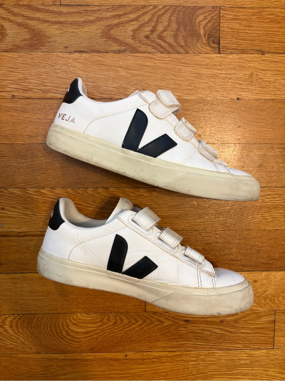 Veja White and Black Recife Logo sneaker with Velcro straps